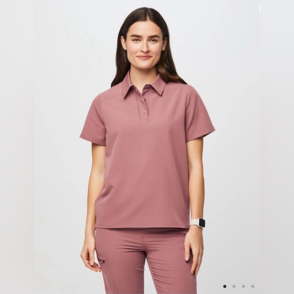 Figs Women's Mauve top polo Shirt.
Brand new with tag